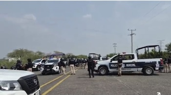 Policías del municipio realizaron bloqueos para evitar que el alcalde fuera trasladado. (X @OaxacaCapital)