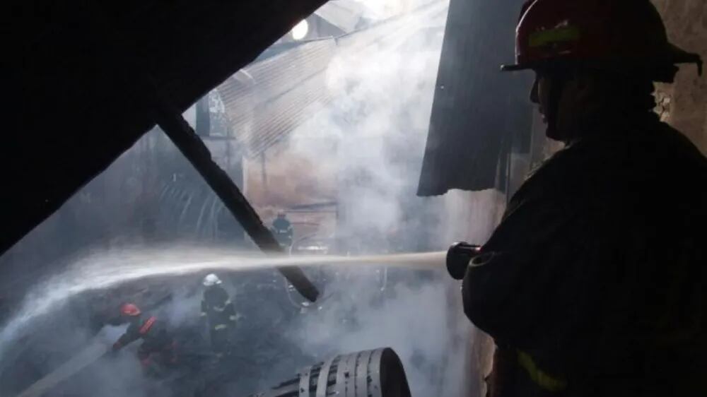 Personal de Bomberos y Policía Científica trabajó en la vivienda de Colonia Las Rosas donde se produjo el incendio en Tunuyán (Foto: Los Andes)
