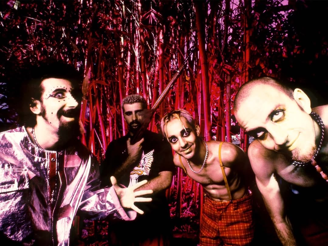 Liderados por Serj Tankian, System of a Down fue una de las bandas clave en el ascenso del nu metal y el metal alternativo a mediados de los 90 y en los primeros años 2000 - crédito Bob Berg/@systemofadown/Instagram
