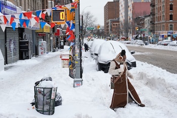 Carrie Hampton cruza una intersección