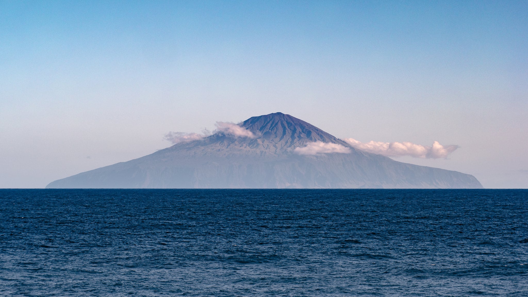 Tristan da Cunha, en el Atlántico Sur, es el asentamiento habitado más remoto del mundo (Wikipedia)