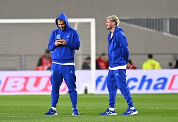 Paredes se mensajea con Riquelme,