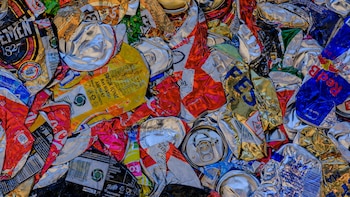 Un hombre consigue comprarse una vivienda tras reciclar casi medio millón de latas y botellas (Pexels)