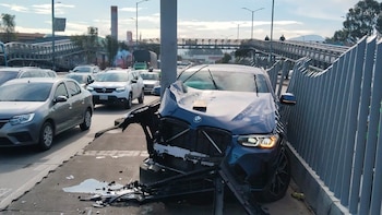 Grave accidente de tránsito en el sur de Bogotá: una camioneta terminó entre un poste y el enrejado de Transmilenio