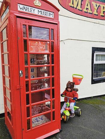 La gente se aproxima a