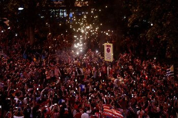 Los hinchas del Atlético de Madrid celebran luego de ganar el título de La Liga española de fútbol en Madrid, España. 22 de mayo, 2021. REUTERS/Susana Vera