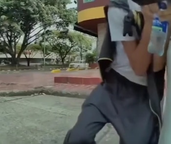 Los ciudadanos afectados por robos de autopartes pueden comunicarse al número 122 para realizar su denuncia ante las autoridades colombianas - crédito @Crealab - hector mesa/TikTok