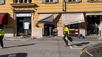 Servicios de emergencias tras el atropello múltiple en Módena (Italia).