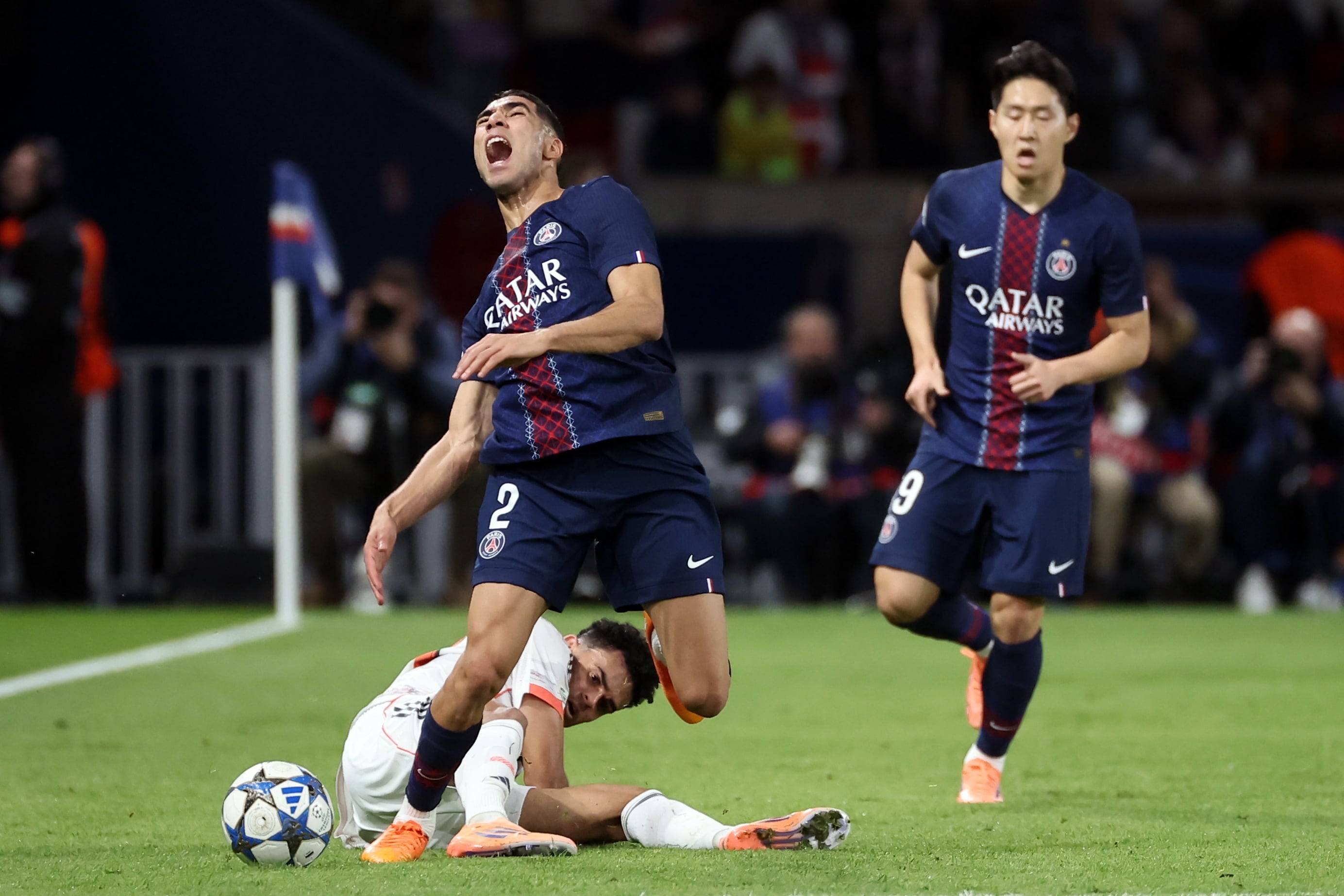 En el partido más reciente entre París Saint Germain y Bayern Múnich, el colombiano Luis Díaz fue expulsado por la falta que expone esta fotografía - crédito Christophe Petit/EFE