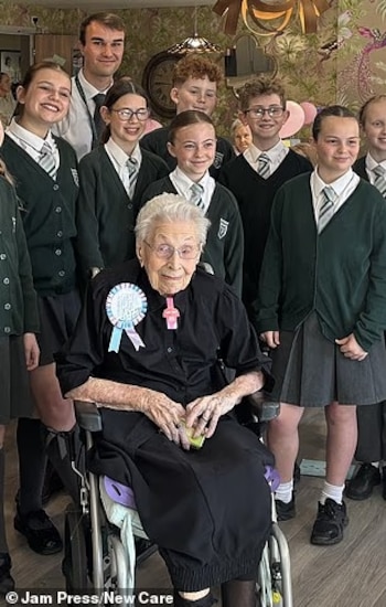 Marjorie Hodnett Aylward celebró sus 112 años en Formby Manor como la persona más longeva del noroeste de Inglaterra (Crédito: Jam Press)