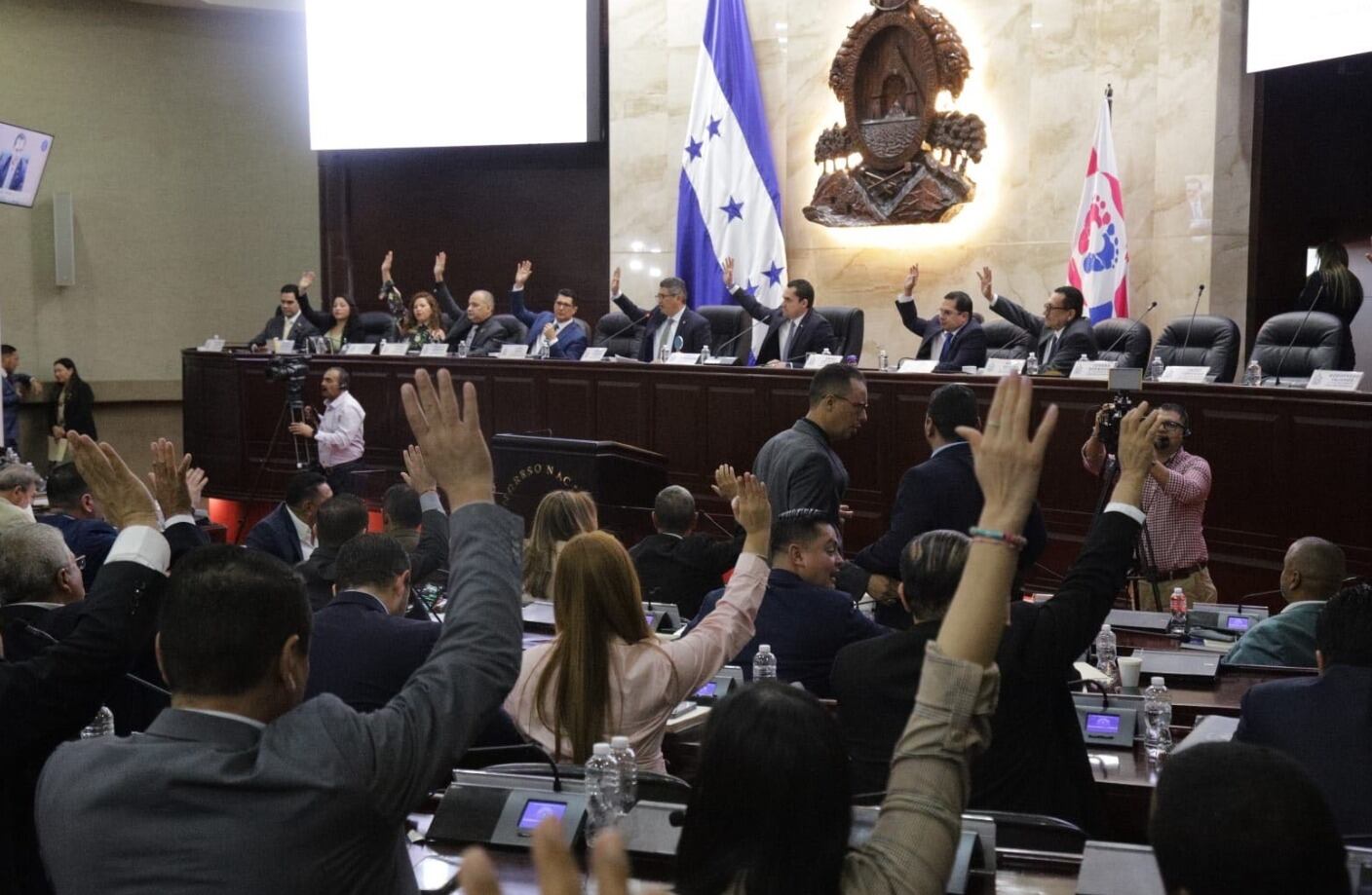 Un registro de casos recientes de violencia política expone cómo la intimidación, los ataques y la ausencia de protección legal afectan la inclusión y la continuidad de líderes femeninas en la vida pública.