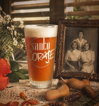La oferta innovadora de Santo Coraje incluye cervezas estacionales con ingredientes autóctonos, como flor de izote y tamarindo./(Redes de Santo Coraje)