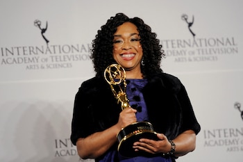 Shonda Rhimes en la sala de prensa luego de recibir el Premio de los Fundadores del Emmy Internacional en Manhattan (REUTERS/Mark Kauzlarich/Archivo)