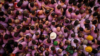 Las estrechas multitudes son un