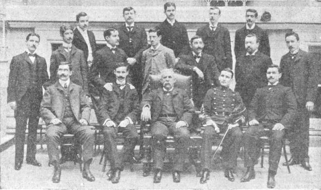 Huergo, sentado en el centro, rodeado por egresados de Ingeniería, en 1902 (Caras y Caretas)