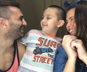 Nazarena Vélez junto a Santiago