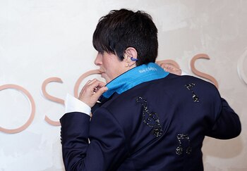 Diane Warren lució una chaqueta con la frase "Make It Fucking Happen", reflejando su determinación de seguir compitiendo por el Oscar (REUTERS/Aude Guerrucci)