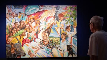 Un visitante observa una pintura