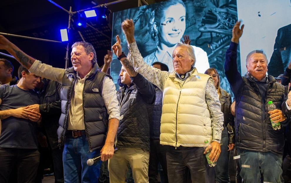 Luis Barrionuevo, con Argentino Geneiro y Humberto Ballhorst en un acto del Sindicato de Gastronómicos