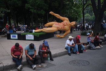 Una estatua del Mundial, con un grafiti que dice en español "La CNTE vive", en referencia a la Coordinadora Nacional de Trabajadores de la Educación, yace de lado durante una protesta de maestros por mejores salarios en Ciudad de México, el martes 2 de junio de 2026. (Foto AP/Jon Orbach)