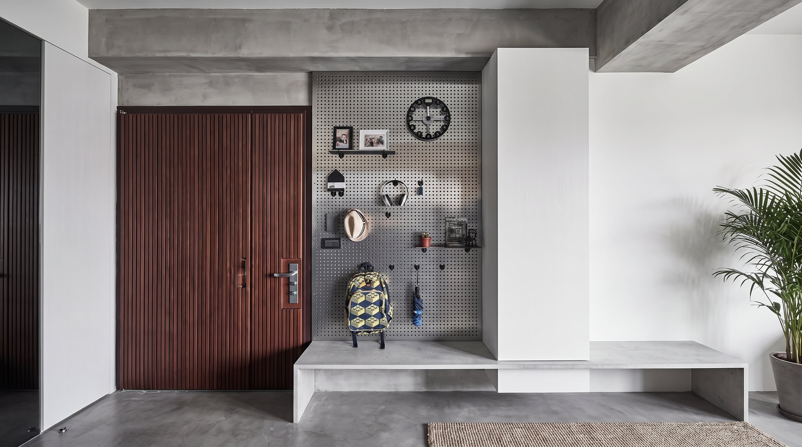 Un gancho de pared fija un punto único para el bolso y lo imprescindible de cada salida. (Imagen Ilustrativa Infobae)