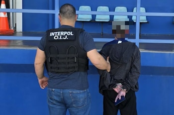 Agentes de Interpol Costa Rica detuvieron este martes a un hombre de 31 años sospechoso de pertenecer a la organización criminal Mara Salvatrucha (MS-13). Crédito: OIJ