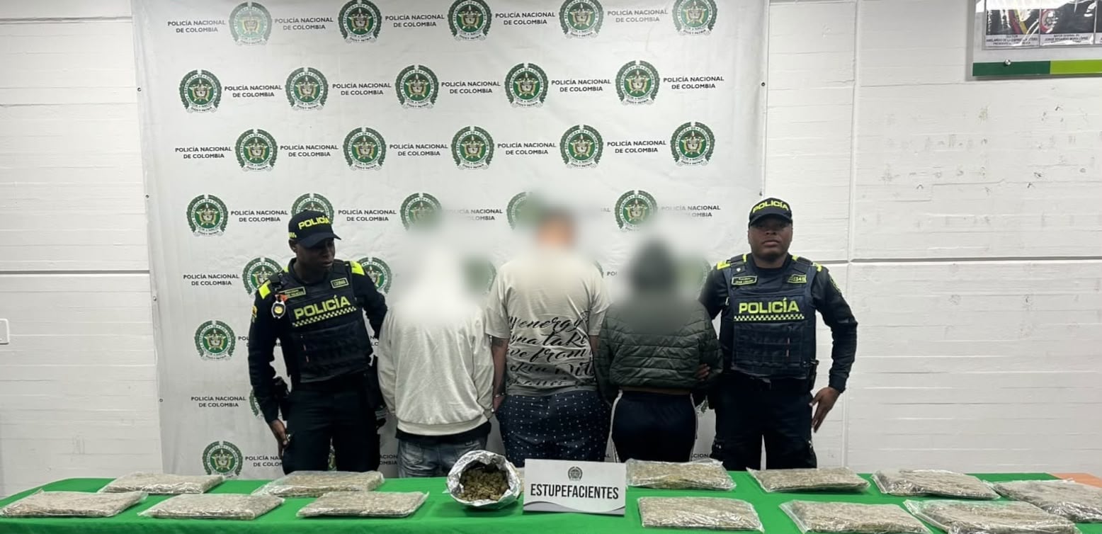 La Policía Metropolitana de Bogotá capturó en flagrancia a dos hombres y una mujer por presunto tráfico de estupefacientes - crédito Mebog