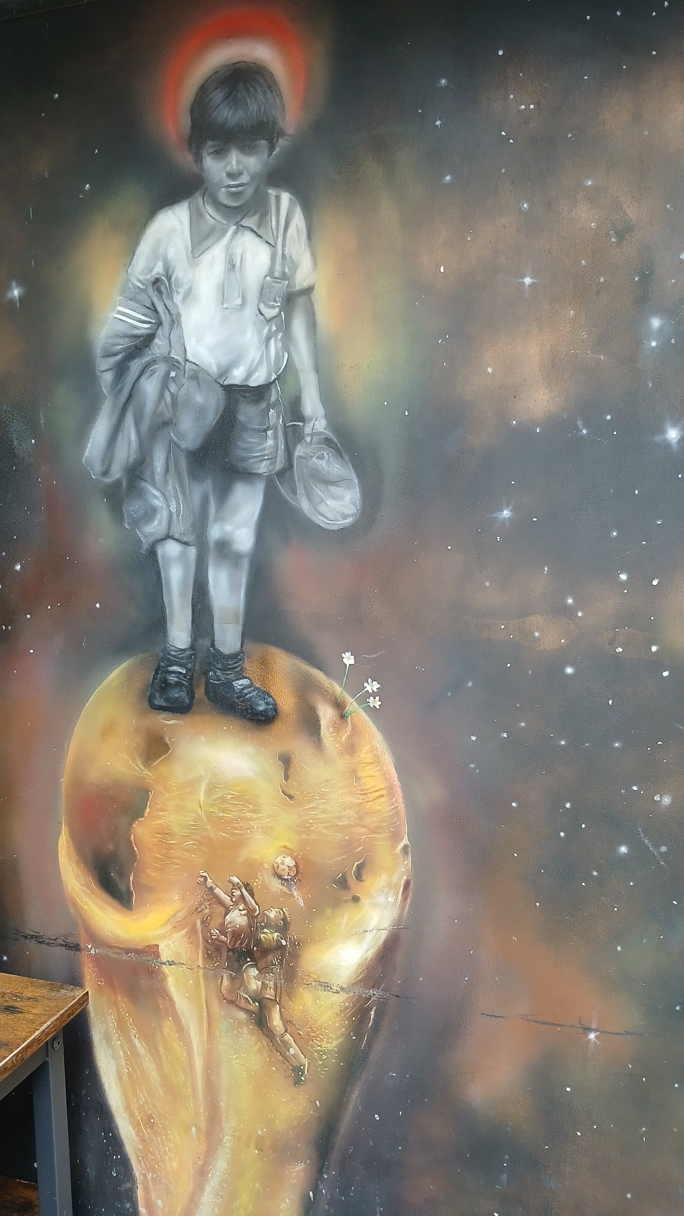 Diego, su sueño, la copa y el gol a los ingleses en este mural del pintor de Lanús en Nápoles.