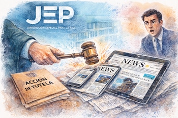 Mano con mazo de juez sobre pila de documentos de 'ACCIÓN DE TUTELA', periódicos, teléfono móvil, tableta con noticias y hombre asombrado. Fondo con 'JEP'.