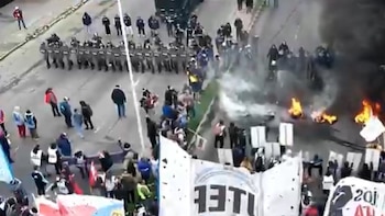Protestas de la CGT, en vivo: la Infantería intenta despejar un piquete de agrupaciones de izquierda en Avellaneda