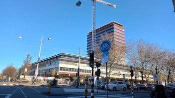 Grandes ventanales y áreas verdes