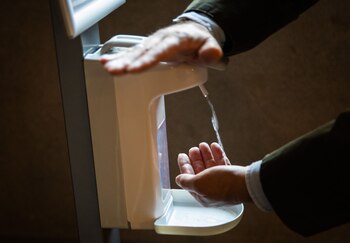 Un hombre se desinfecta las