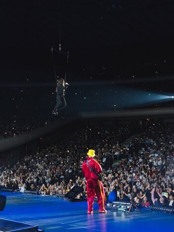 El dúo mexicano presenta un repertorio que recorre sus grandes éxitos y canciones emblemáticas, generando nostalgia y emoción entre el público.