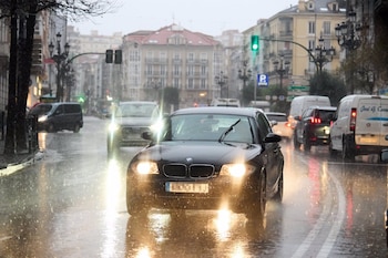 16/01/2023 Las lluvias obligan a cortar siete carreteras en la Comunitat.
VALÈNCIA, 29 (EUROPA PRESS)
Las lluvias registradas este martes en la Comunitat Valenciana han obligado a cortar, por el momenot, siete carreteras, según ha informado el '112 Comunitat Valenciana'.
Las carreteras cortadas en la Ribera Alta son la CV-541, en el PK 0.00 a 6.00, entre Alberic-Tous; la A7 PK 376 TM Alcudia sentido Alicante; la CV-550 TM Massalavés; y la CV-557, acceso a Gavarda y Antella desde A7.
En La Costera se ha cortado la CV645, PK 4.00; en Vall Albaida la CV-612, PK 1.00. Embalse de Bellus; y en La Plana Alta, desde la CV-148 a la CV-159.
Por otro lado, la circulación de Metrovalencia entre Alginet y Castellón está cortada y la vía de Carlet está inundada, han indicado ls mismas fuentes.
POLITICA
JUAN MANUEL SERRANO ARCE
