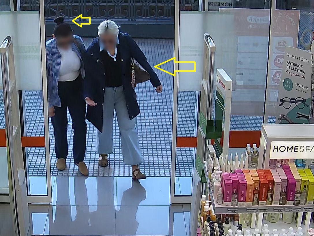 Las ladronas, ingresando a una farmacia