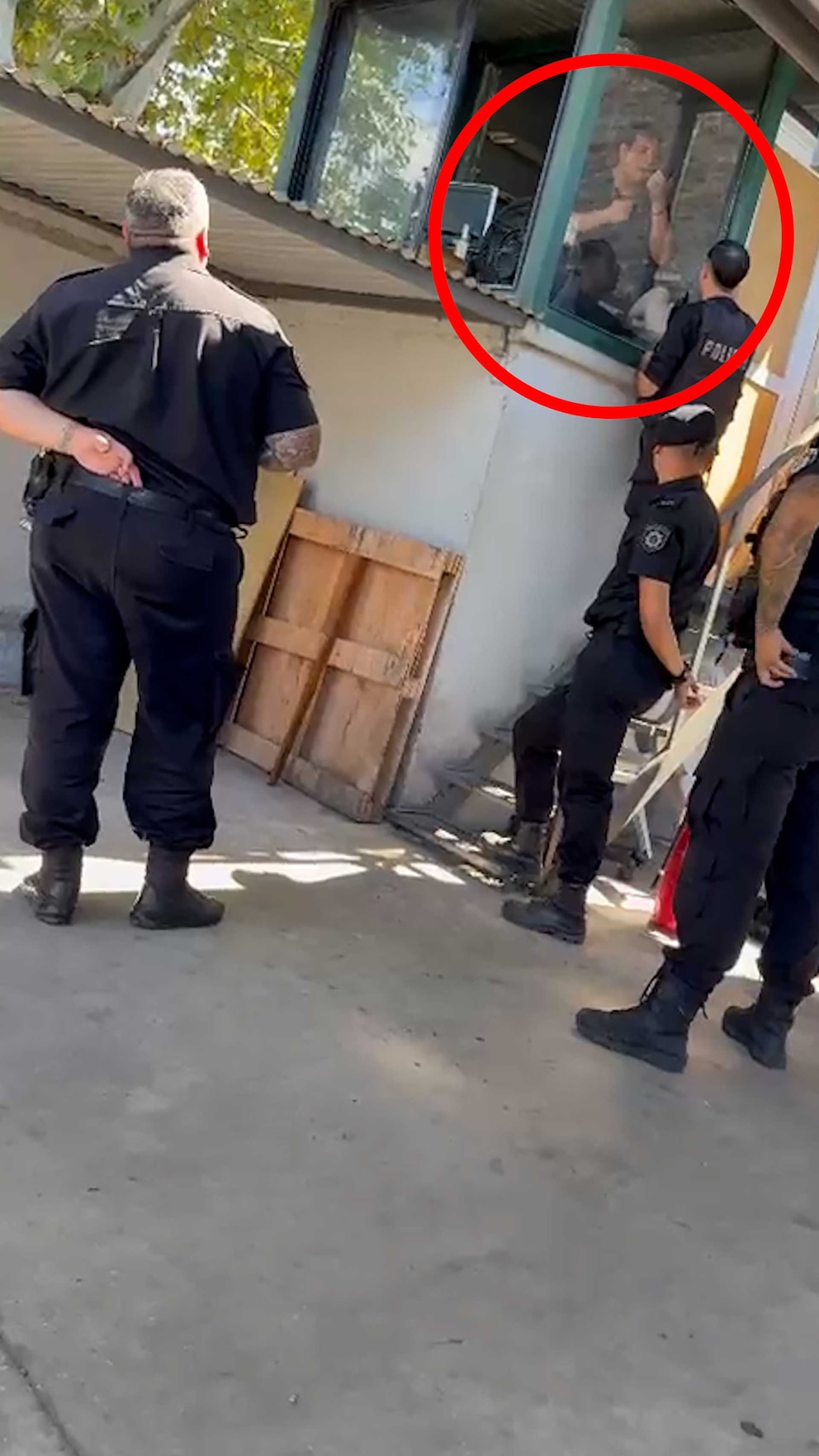 El hombre, identificado como O.P.M.,