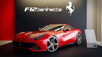 El Ferrari F12 Berlinetta destaca como un gran turismo de motor delantero central desarrollado por el Centro Stile Ferrari y Pininfarina