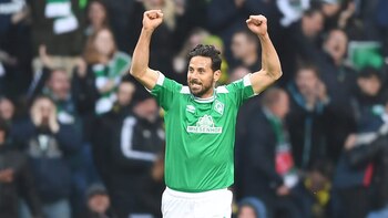 El delantero se retiró en