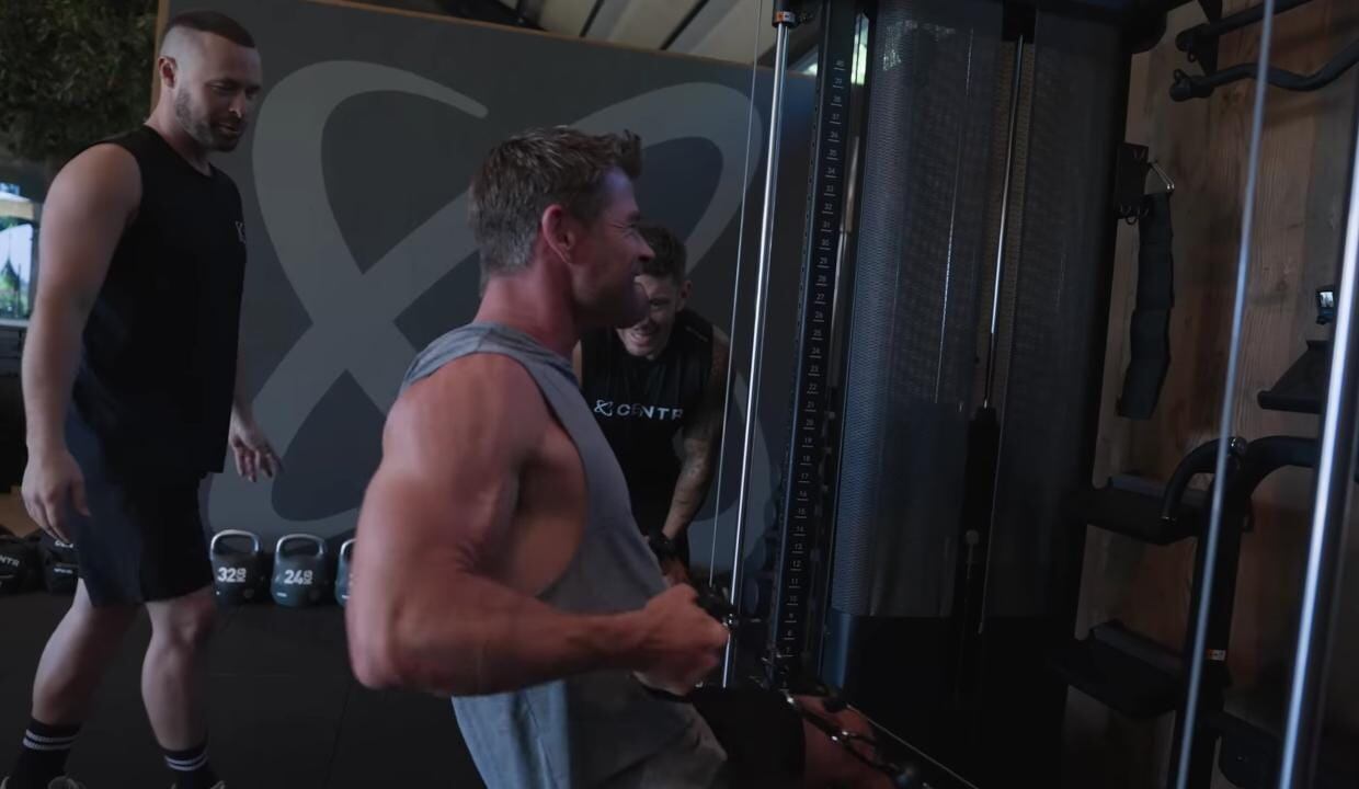 El cronograma es flexible y se ajusta a la energía del actor, con días de pesas intercalados con sesiones de cardio estable (Captura de video: YouTube - Chris Hemsworth)