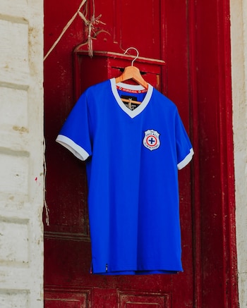 O uniforme é único por não trazer publicidade e repetir o modelo histórico.