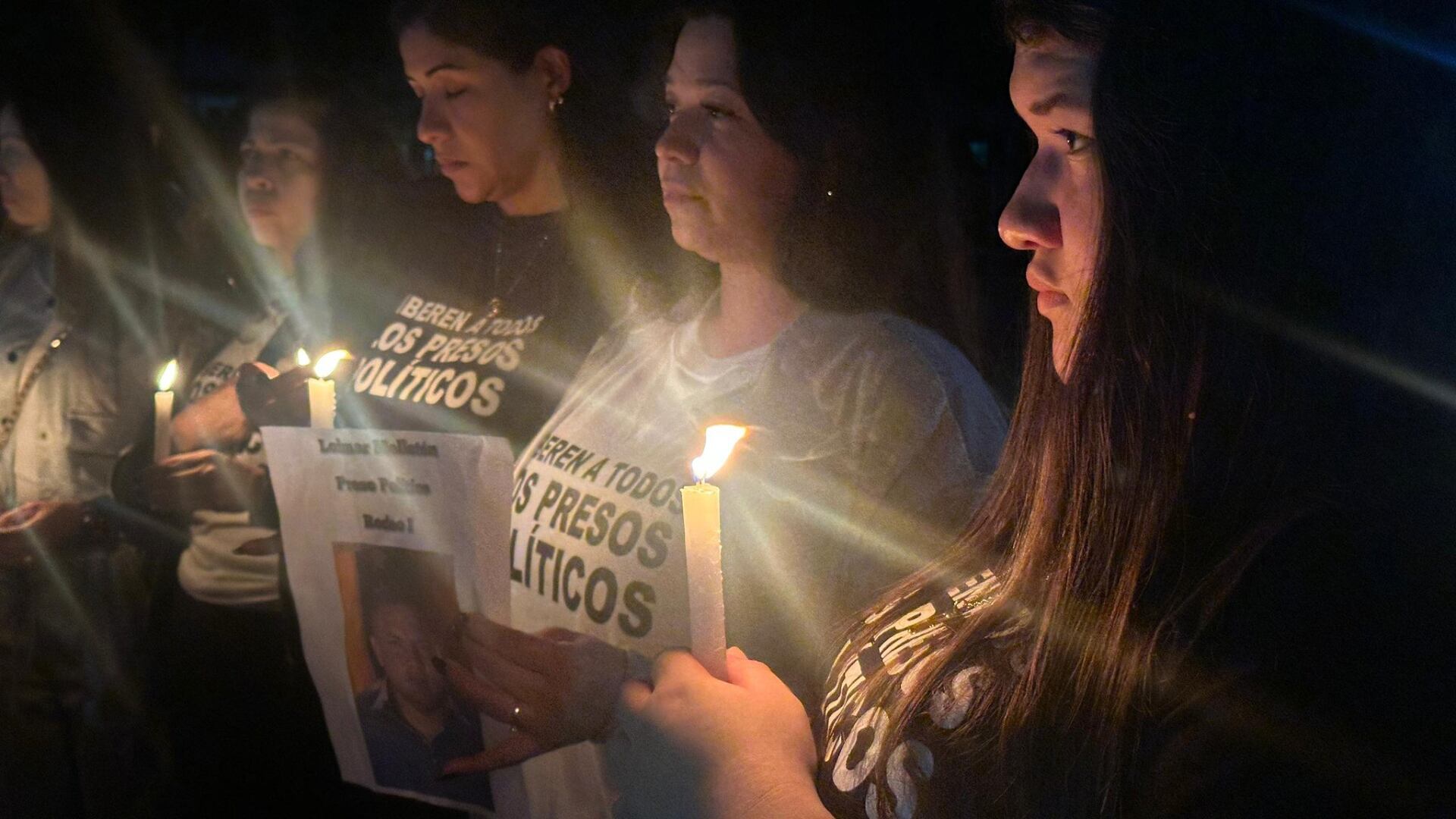 Los familiares de los presos políticos aguardan por la liberación de sus seres queridos (X)