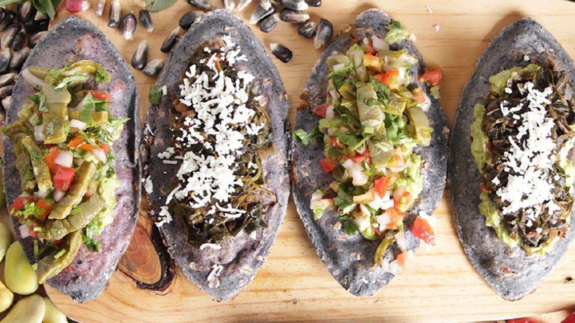 Los tlacoyos son un platillo tradicional de México central que destaca por su forma ovalada y su relleno de frijoles, habas o requesón. (FB: El bonito tinaguis)