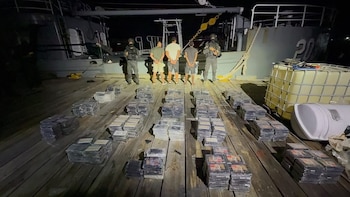 Interceptan en altamar a dos colombianos y un venezolano cargados con 595 paquetes de posible cocaína en República Dominicana