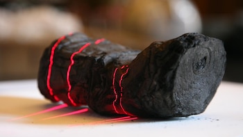 Un equipo internacional logró leer mediante IA un rollo carbonizado de Herculano de casi 2.000 años