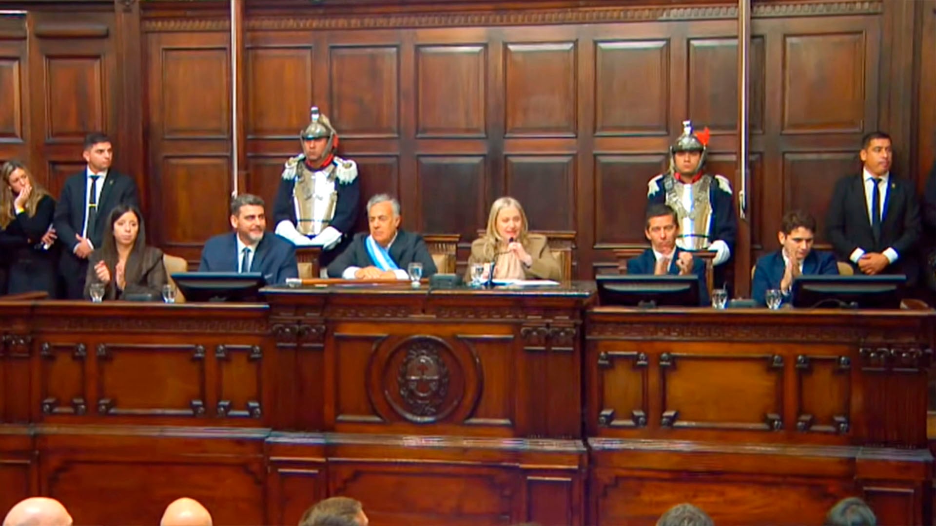 Alfredo Cornejo, gobernador de Mendoza, participa en la apertura de las sesiones ordinarias en la Legislatura provincial, acompañado por autoridades y flanqueado por guardias. (Captura de video)