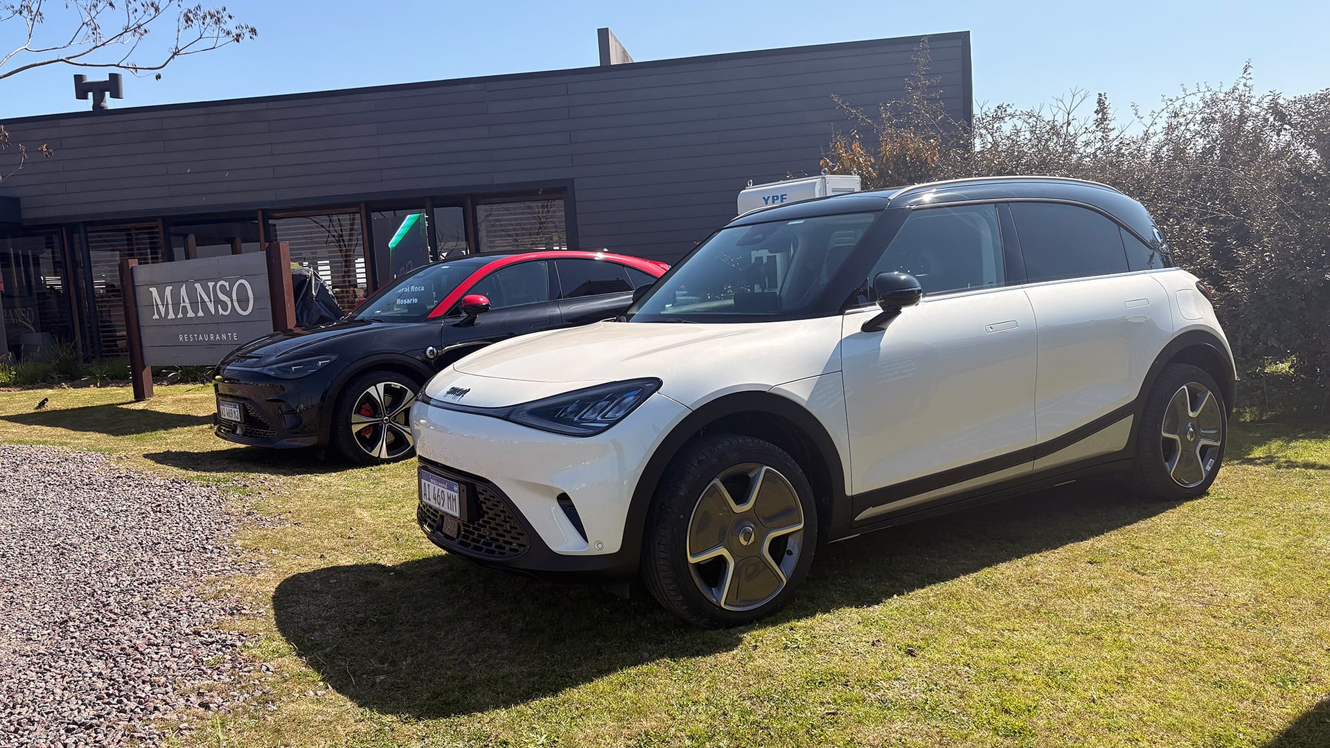Los automóviles eléctricos Smart #1 y Smart #3 se exhiben en un predio durante la presentación de la marca en Argentina
