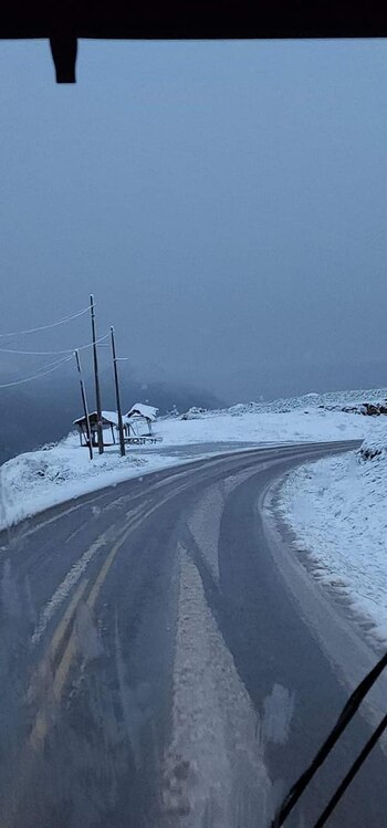 Conductores manejan con cuidado por lo resbaloso que ha quedado la pista debido a la caída de nieve en el Cusco