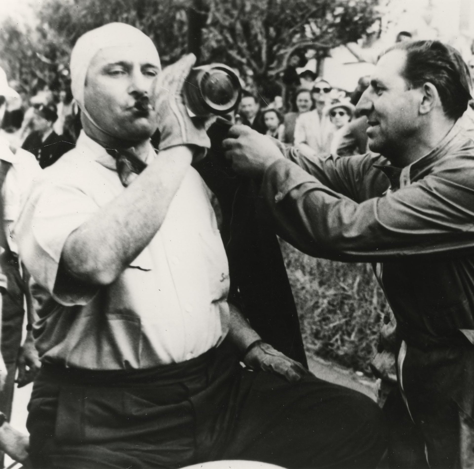 El Chueco Fangio tras uno de sus triunfos (Museo Alfa Romeo)