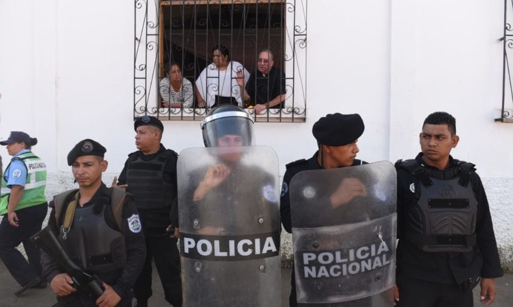 La iglesia Católica ha sido particularmente perseguida en Nicaragua desde 2018. En la imagen, policías sitian a la iglesia San Miguel de Arcángel, en Masaya, en noviembre de 2019. (Foto La Prensa)