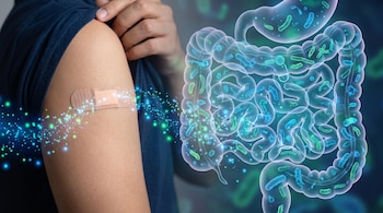 Brazo humano con un parche adhesivo del cual salen partículas luminosas hacia una representación gráfica de un intestino con bacterias.